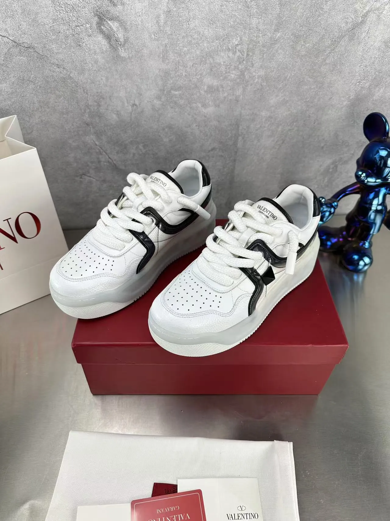 👟👟Ex-factory price 640👟👟 🔺Valentino🔺Valentino new casual shoes 2023 latest model hot style for catwalk couples, thick shoelaces, the same style as Elsa Hosk, Zhang Yixing, Guan Xiaotong and many other stars 🔥 Top version + lasting process, full oil edge on the upper. Fabric: Customized cowhide + cowhide lining with breathable mesh. Outsole: original molded TPU thickened outsole. Size for women is 35-40. Men’s size is 39-45.